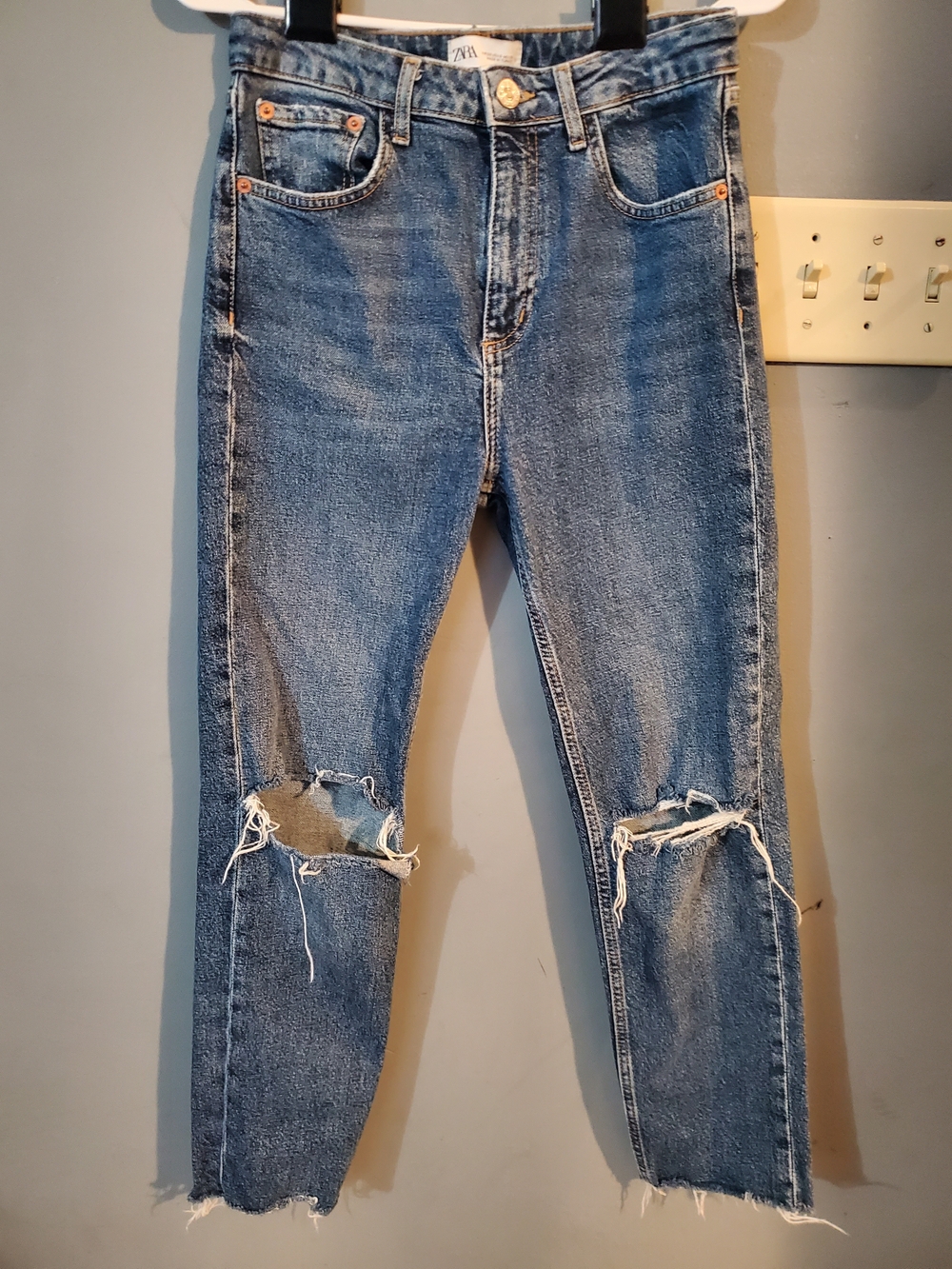 Zara Women's Skinny Jeans - Medium Blue Distressed Knee Rips